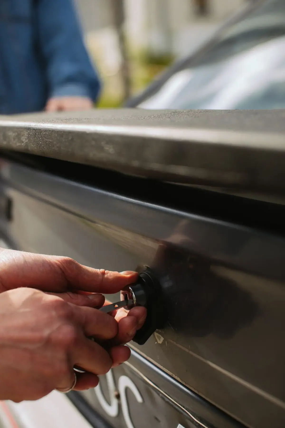 Locksmith opening a car door, car lockout service in Costa Mesa CA